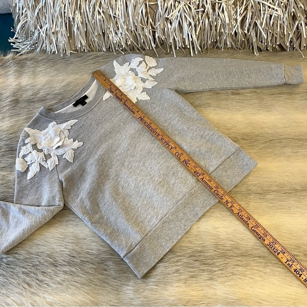 J. CREW Gray Long Sleeve White Floral Shoulders Crewneck XS Sweatshirt Cropped - Picture 3 of 11